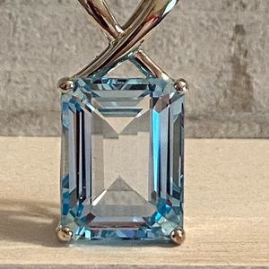 925 Sterling Silver Pendant w/ blue gemstone